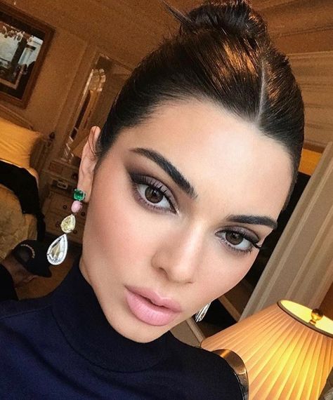 Kendall Jenner Eyes, Kendall Jenner Maquillaje, Kendall Jenner Modeling, Grey Smokey Eye, Grey Eye Makeup, Kendall Jenner Makeup, Wedding Makeup For Brunettes, Jenner Makeup, Brunette Makeup