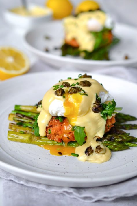 Crispy Capers, Salmon Cake, Mexican Eggs, Eggs Benedict Recipe, Mexican Breakfast Recipes, Salmon Cakes, Hollandaise Sauce, Easy Brunch, Paleo Whole 30