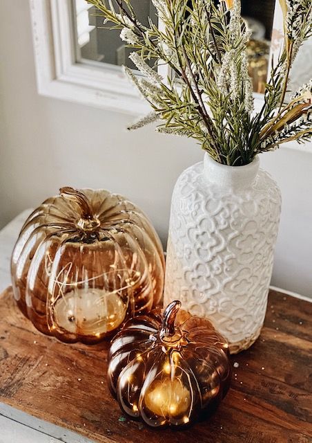 Neutral Harvest Decor, Fall Decor With Lights, Thanksgiving Astetic, Modern Fall Table Decor, Fall Shelf Decor Ideas, Gold Fall Decor, Fall Office Decor, Fall Lights, Home Fall Decor