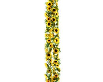 Sun Theme Party, Sunflower Wedding Decor, Sunflower Wedding Centerpieces, Sunflower Wedding Theme, Sunflower Garland, Baby Sunflower, Sunflower Birthday Parties, Sun Theme, Sunflower Table Runner