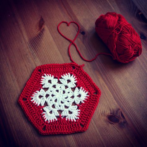 Winter Coasters, Crochet Christmas Wreath, Christmas Crochet Patterns Free, Crochet Coasters Free Pattern, Crochet Snowflake Pattern, Crochet Christmas Gifts, Crochet Xmas, Coaster Designs, Crochet Coaster Pattern