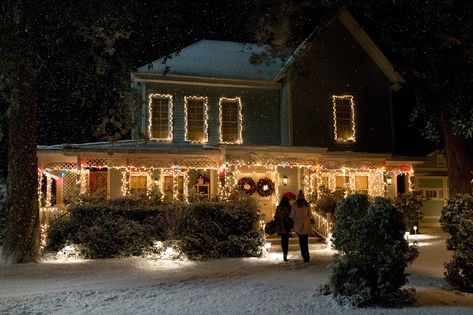 It's a Gilmore Girls Christmas! Fans Can Now Visit the Real Stars Hollow During the Holidays Gilmore Girls House, Warner Bros Studio Tour Hollywood, Gilmore Girls Christmas, Gilmore Girls Merchandise, Emily Gilmore, Holiday Lunch, Warner Bros Studio Tour, Gilmore Girls Fan, Warner Bros Studios