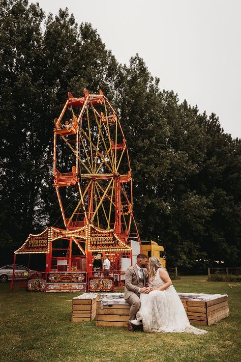 Ferris Wheel At Wedding, Wedding Ferris Wheel, Circus Wedding Invitations, Funfair Wedding Ideas, Theme Park Wedding, Bohemian Country Wedding, Carnival Wedding Reception, Fun Fair Wedding, Fair Themed Wedding