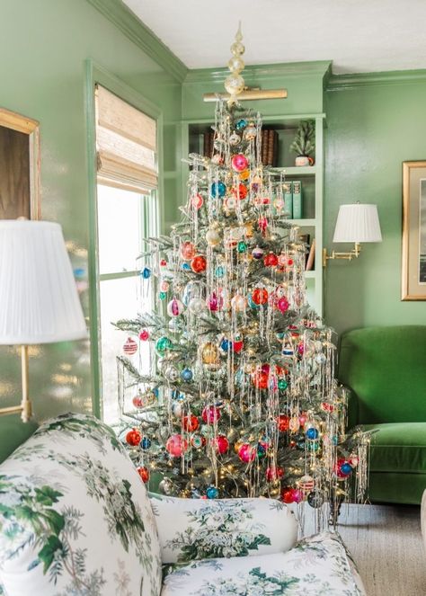 Laura Solensky's Traditional Christmas with a Twist - The Glam Pad Tinsel Christmas Tree, Glam Pad, Favorite Christmas Songs, Holiday Home Tour, Interior Design Decor, Christmas Decor Inspiration, Christmas Tree Inspiration, Christmas Interiors, Christmas Favorites