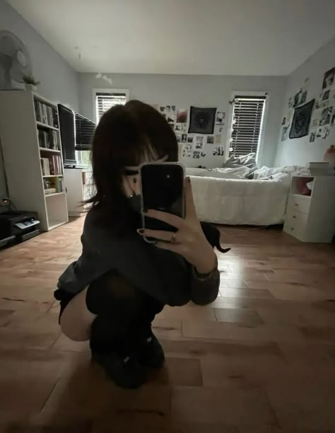 Grunge Mirror Pics, Faceless Outfit Pics, Room Selfies Ideas, Faceless Mirror Pics, Faceless Pic Ideas, Faceless Pose Ideas, Faceless Pics Aesthetic, Faceless Body Pics, Faceless Mirror Selfie