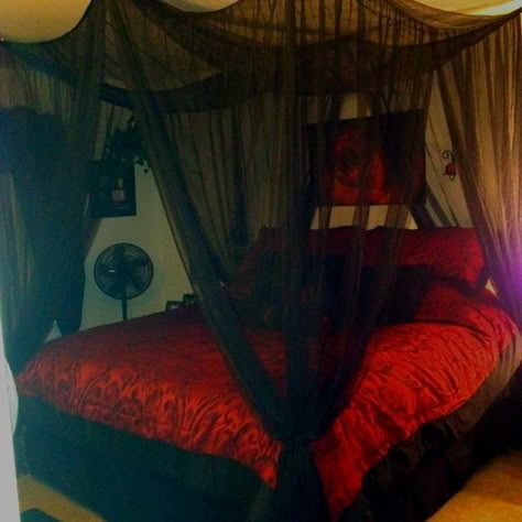 Black canopy!!!! Red And Black Canopy Bed, Bed With Black Canopy, Red Bed Canopy, Dark Red Bed Sheets, Black And Red Bedding, Canopy Bed Aesthetic Dark, Gothic Red Bedroom, Red Bed Sheets Aesthetic, Dark Red Room Ideas