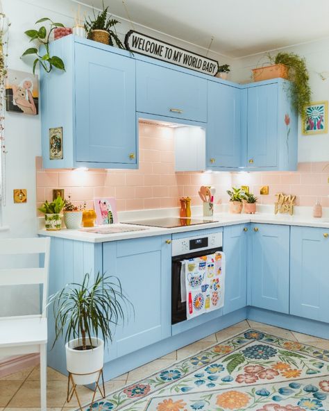 Zoe has styled her bright and bold kitchen with quirky decor and created an energetic and playful space. 

The Shaker Ermine cabinetry in the bright blue Spectrum shade is the perfect backdrop for the eccentric accessories Zoe has chosen to decorate her kitchen. 

House plants in fun pots, patterned storage tins, playful ceramic ornaments and colourful pictures have turned this kitchen into a maximalists dream. Eccentric Kitchen, Wren Kitchens, Design My Kitchen, Deco Pastel, Wren Kitchen, Colourful Kitchen, Pastel Kitchen, Pastel Home Decor, Kitchen Planner