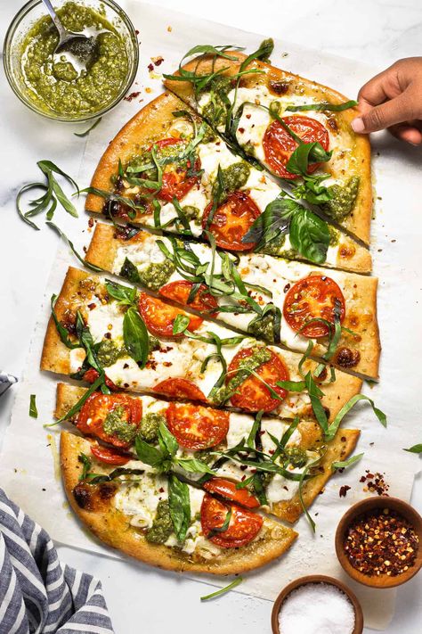 This fresh margherita flatbread comes together in just 20 minutes with a handful of ingredients! It's the perfect quick and easy summertime dinner to use up all those ripe tomatoes from the garden! Margarita Flatbread Pizza, Margherita Flatbread Pizza, Margherita Flatbread, Goats Cheese Flatbread, Blueberry Goat Cheese, Flatbread Dough, Easy Flatbread Recipes, Easy Flatbread, Margarita Pizza