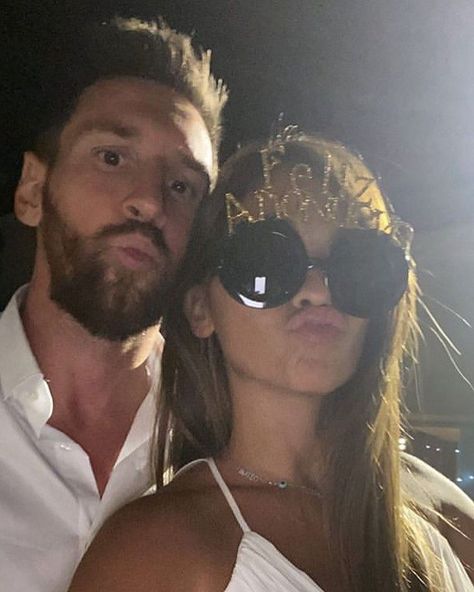 Lionel Messi Wife, Messy Girl Aesthetic, Messi And Wife, Antonella Messi, Sports Drawing, Lionel Messi Family, Aesthetic Sports, Jordi Alba, Antonella Roccuzzo