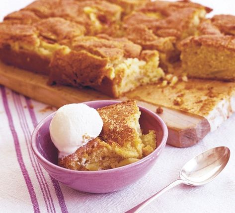 Apple Traybake, Peach Rhubarb, Traybake Cake, Cake Recipes Uk, Easy Apple Cake, Apple Blueberry, Cake Apple, Coconut Slice, Apple Cake Recipe