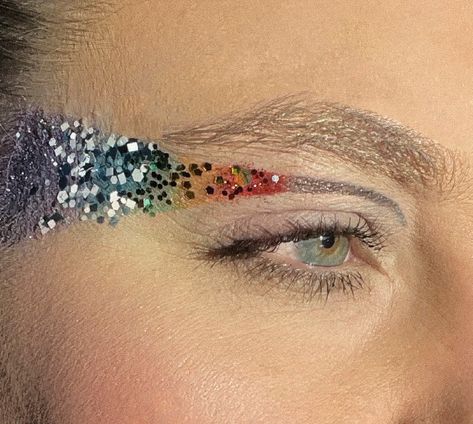 Imagem de um olho com delineado gráfico que se transforma em um arco-íris de glitter. Rainbow Glitter Makeup, Glitter Makeup Ideas, Colourful Eye Makeup, Pride Glitter, Carnival Makeup, Rainbow Makeup, Glitter Eye, Rainbow Glitter, Glitter Eyes