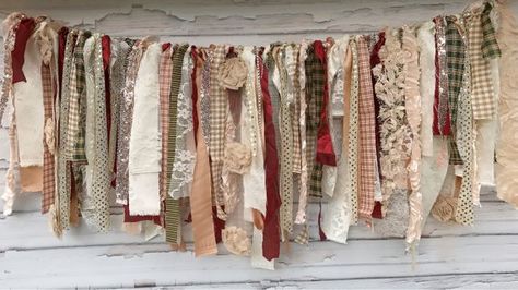 Fabric Strip Garland, Christmas Garland Decor, Shabby Chic Weihnachten, Garland For Mantle, Rag Tie Banner, Rag Banner, Parties Decorations, Wall Hanging Christmas, Rag Garland