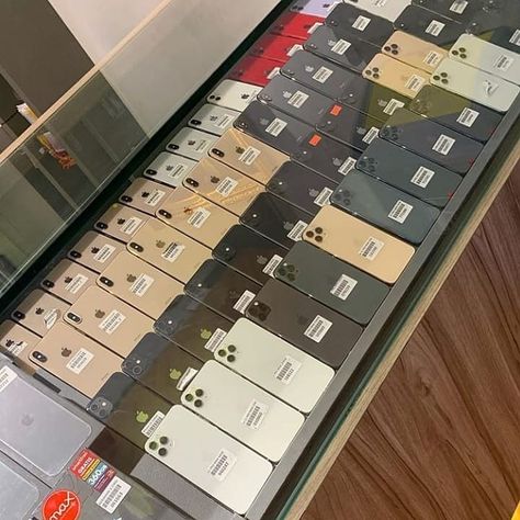 Iphone Store Shop, Apple Gadgets Iphone, Organize Apps On Iphone, Broken Iphone Screen, Iphone Store, Mobile Shop Design, All Apple Products, Free Iphone Giveaway, Apple Technology