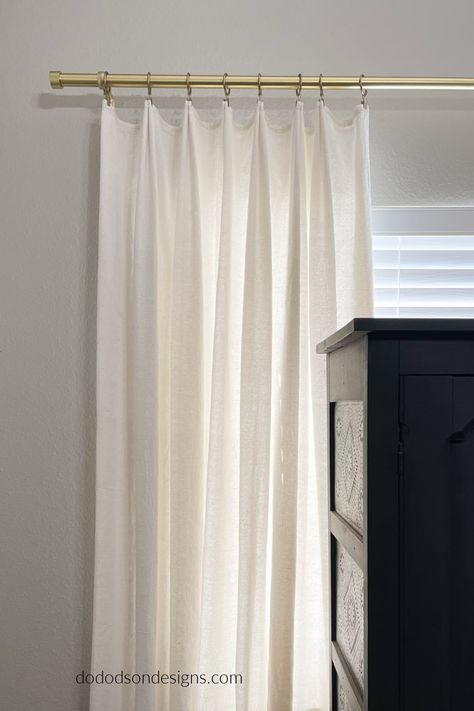 How To Make Elegant Pleats On DIY Drop Cloth Curtains Curtains With Clips, Diy Curtain Hanging, Diy Drop Cloth Curtains, Lounge Curtains, Sheet Curtains, Farmhouse Window Treatments, Silver Curtains, Cloth Curtains, Renters Decorating