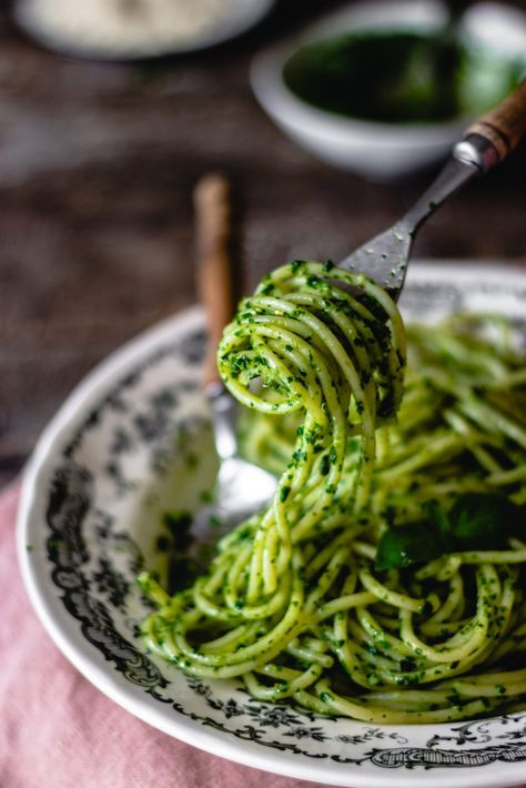 Pasta with spinach pesto sauce - Teti's flakes Spinach Pesto Sauce, Spinach Pesto Pasta, Pesto Sauce For Pasta, Basil Pesto Pasta, Pasta With Spinach, Basil Pesto Sauce, Spinach Pesto, Favorite Pasta Recipes, Pasta Spaghetti