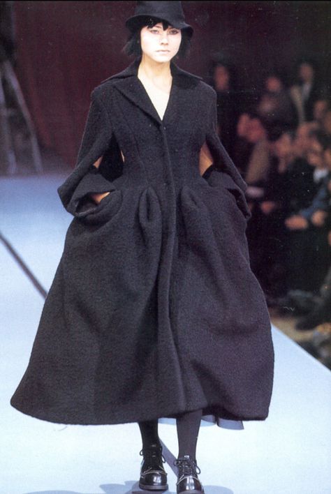 yohji yamamoto (fall/winter 1995) Yoji Yamamoto, Archive Fashion, Creation Couture, Yohji Yamamoto, Dark Fashion, Mode Inspiration, Japanese Fashion, Edgy Fashion, Black Coat