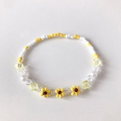 Yellow Seed Bead Bracelet, Sunflower Bead Bracelet, Simple Bracelets Diy Beads, Yellow Beaded Jewelry, Diy Bracelet Designs Beads, Simple Beads Bracelet, Simple Bracelets Diy, Yellow Bracelet Beads, Yellow Beaded Bracelets