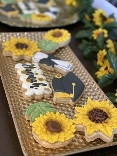 Graduation Party Ideas Sunflowers, Sunflower Grad Party, Sunflower Graduation Party Ideas, Sunflower Themed Graduation Party, Sunflower Graduation Party Theme, Sunflower Graduation Party, Yellow Graduation Party, Tree Decorations Outdoor, Country Graduation Party