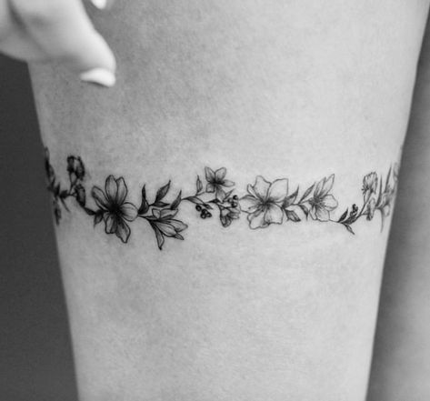 Leaf Garter Tattoo, Garder Belts Tattoos, Garter Tattoos For Women, Flower Cuff Tattoo, Flower Garter Tattoo, Lower Back Flower Tattoo, Thigh Band Tattoo, Garter Tattoo, Cuff Tattoo