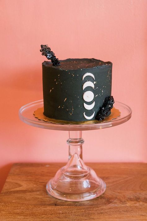 Moon Phases Cake, Moon Phase Cake, Holiday Themed Cakes, Moon Phases, Themed Cakes, Birthday Ideas, Frosting, Moon, Cake