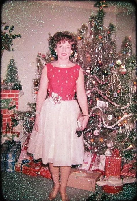 40 Vintage Snaps of People Dressing Up For Christmas in the 1960s ~ Vintage Everyday 50s Christmas, 1960s Christmas, Vintage Christmas Photos, Kitsch Christmas, Dress Up Day, Blogger Design, Retro Pop, People Dress, Colour Photograph