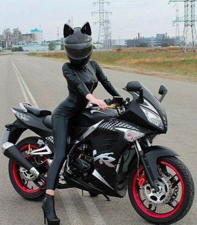 Bike Women Cycling, Biker Girl Outfits, Image Moto, Biker Photoshoot, Female Biker, Motorbike Girl, Biker Love, Girls On Bike, Biker Art