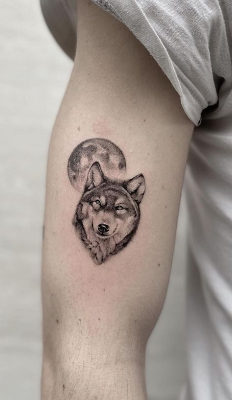 Wolf Tato Men, Wolf And Moon Tattoo Men, Men’s Wolf Tattoo, Wolf Moon Tattoo, Wolves Tattoo, Wolf Moon Tattoo Design, Simple Wolf Tattoo, Kurt Tattoo, Wolf And Moon Tattoo