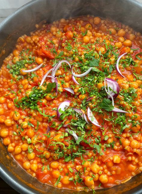 Pearl Couscous Chickpea Skillet - Tasty Simply Vegan Pear Couscous Recipe, Couscous Chickpea, Vegan Couscous Recipes, Chickpea Skillet, Pearl Couscous Recipes, Easy Vegan Lunch, Pearl Couscous, Couscous Recipes, Healthy Lunch Meal Prep