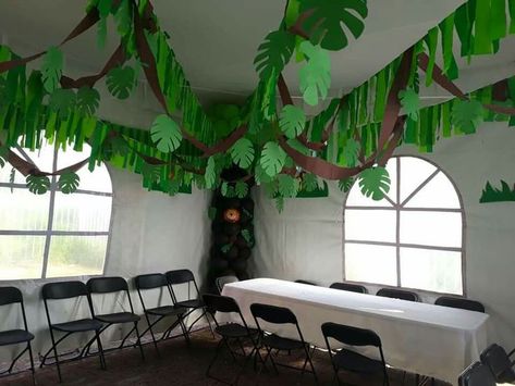 Jungle Ceiling Decorating Ideas, Vbs Dinosaur Theme, Diy Safari Decorations, Diy Jungle Theme Decorations, Jungle Theme Decoration Ideas, Fête Jurassic Park, Tropisk Fest, Decoration Jungle, Jungle Theme Decorations