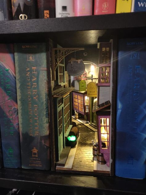 Diagon Alley Inspired Booknook Lots Of Books, Bookshelf Art, Theme Harry Potter, Harry Potter Room, Diagon Alley, Book Nook, Bookshelf Decor, World Of Books, Mini Things