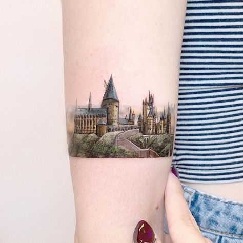 Edit Paints Tattoo on Instagram: “🏰 tiny hogwarts castle🏰 swipe for the full tattoo #editpaints #harrypotter” Hogwarts Tattoo, Harry Tattoos, Cowgirl Tattoos, Hp Tattoo, Castle Tattoo, Full Tattoo, Kunst Tattoos, Harry Potter Tattoos, Harry Potter Tattoo