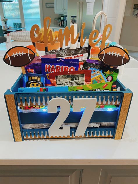 Football Care Package, Football Gift Baskets, Football Basket, Spooky Halloween Gifts, Football Girlfriend, Football Diy, Senior Football, Creative Birthday Gifts, Creative Birthday