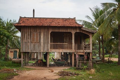 https://flic.kr/p/QREN7N | House on stilts, Krakor, Cambodia | This kind of house is typical from Cambodia. Some modern ones are in concret but still on stilts.  The earth road going through the countryside around Krakor village was very nice to walk through since every 50 meters was animated by a life scene. Vernacular House, Stilt House, Khmer Art, House On Stilts, Vernacular Architecture, Countryside House, Stilts, Cambodia, Art Ideas