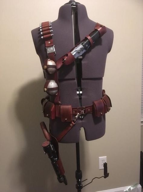 Lightsaber Holster, Custom Mandalorian Armor, Mandalorian Armor Cosplay, Mandalorian Armor Design, Mando Cosplay, Custom Mandalorian, Star Wars Outfit, Knights Of The Old Republic, Mandalorian Costume