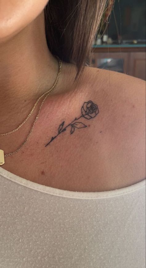 Rose Tattoo Clavicle, Rose Collar Bone Tattoos For Women, Small Dainty Rose Tattoo, Rose Clavicle Tattoo, Collarbone Tattoo Rose, Rose Collarbone Tattoo, Rose On Collar Bone Tattoo, Coller Bone Tattoos Women Flowers, Small Rose Tattoo Placement