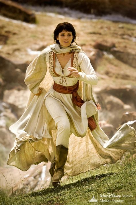 Princess Tamina from Prince of Persia.  She has bangs, she's wearing cool clothes and she's running through the hills on an adventure....I'm jealous. Lakaran Fesyen, Timur Tengah, Mode Costume, Prince Of Persia, Gemma Arterton, Kunst Inspiration, Medieval Clothing, Fantasy Costumes, Fantasy Movies