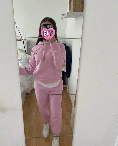 Ensemble Nike Rose, Zara Drip Winter, Lacoste Outfit Women, Nike Rosa, Lacoste Outfit, Lacoste Tracksuit, Outfit Zara Drip, Ootd Zara, Lacoste Pink