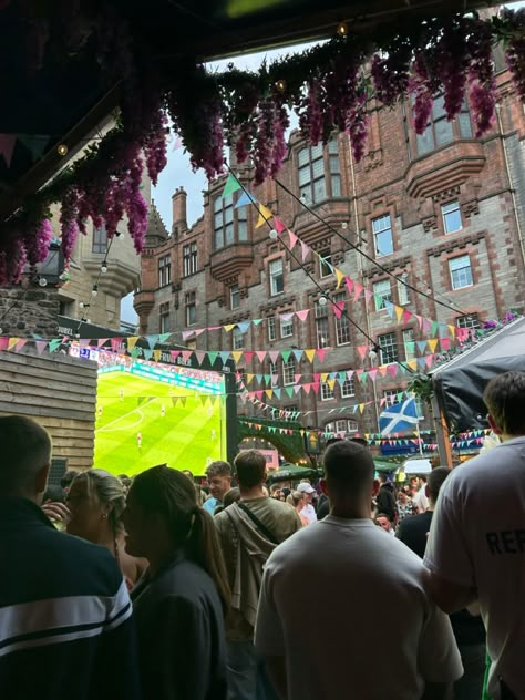 Fringe Festival Edinburgh, Edinburgh Scotland Summer, Summer In Edinburgh, Edinburgh Summer, Edinburgh Bars, Summer In Scotland, Edinburgh Aesthetic, Scotland Summer, Scottish Summer