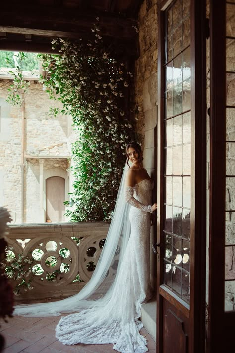 Italian Wedding Dress Aesthetic, Vintage Italian Wedding Dress Aesthetic, Vintage Italian Wedding Dress, Tuscany Wedding Dress, Wedding Gown Low Back, Black White And Green Wedding, Wedding Dress Italian, Tuscany Wedding Venue, Italy Wedding Dress