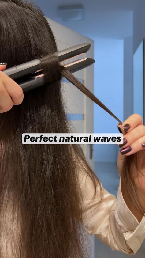 Super easy way to make natural waves with your straightener How To Wave Your Hair, Wavy Hair With Straightener, Easy Curled Hairstyles, Curls With Straightener, Curl Hair With Straightener, Hair Curling Tips, Flat Iron Curls, Hair Tips Video, Hair Tutorials Easy