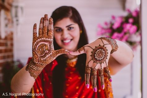 Mehndi Party http://www.maharaniweddings.com/gallery/photo/33861 Mehndi Rasam Photography, Mehndi Stills, Mehndi Shoot Wedding Photography, Mhendi Photo, Mehndi Photo Shoot, Mahendi Pose, Mehndi Shots, Mehandi Photography, Mehandi Pose