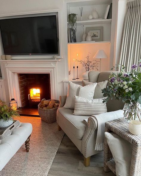 Nana Apartment, Tv Over Fireplace Ideas, Salons Cottage, Cottage Lounge, Cosy Evening, Tv Over Fireplace, Cottage Fireplace, Snug Room, Victorian Living Room