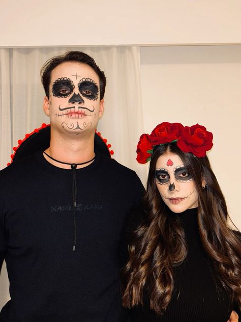 Halloween Couple Makeup Ideas, Dia De Los Muertos Costumes For Couples, Mexican Couple Costume Ideas, Dia De Los Muertos Couple Costume Ideas, Skull Makeup Couple, Couple Skull Makeup, Skull Couple Costume, Mexican Cosplay, Halloween Couple Makeup