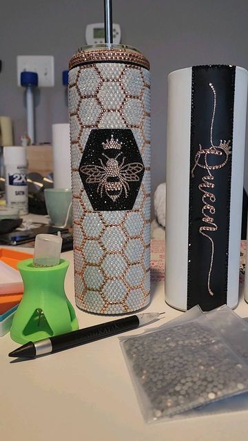 Chanel Rhinestone Tumbler, Bee Bling Tumbler, Diamond Tumbler Designs, Diy Rhinestone Tumbler Ideas, Rhinestone Tumbler Designs, Rhinestone Tumbler Ideas, Rhinestones Tumbler, Bedazzled Tumbler, Bling Cups