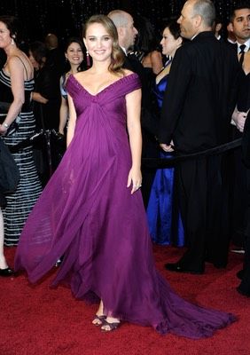 The 17 Most Flattering Celebrity Maternity Looks Of All Time Elegant Purple Dresses, Celebrity Maternity, Dresses Maternity, Oscar Fashion, Pregnant Celebrities, Pregnancy Looks, Custom Gown, Natalie Portman, Red Carpet Dresses