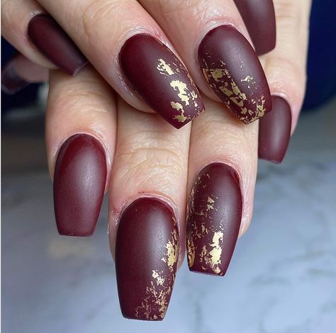 Burgundy And Gold Nail Designs, Burgundy With Gold Nails Acrylic, Burgundy Gold Nails Acrylic, Matte Maroon Nails Burgundy, Burgundy Foil Nails, Burgundy Nails With Gold Flakes, Maroon Nails With Gold Flakes, Burgundy And Gold Nails, Burgundy Nails With Gold Foil