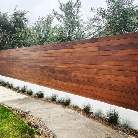 Ipe Hardwood Horizontal Fence with Stain in Newport Beach, CA | Fences-Horizontal Wood Fence Stain Color Ideas, Fence Diy Ideas, Horizontal Fences, Horizontal Wood Fence, Diy Fence Ideas, Modern Wood Fence, Good Neighbor Fence, Garden Landscaping Design, Slat Fence