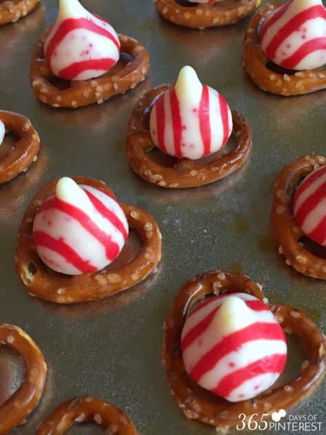 candy-cane-kisses-pretzel-bites Pretzel Kisses, Christmas Sweet Recipes, Easy Holiday Treats, Christmas Food Dinner, Holiday Cooking, Pretzels, Holiday Treats, Cookie Bars, Pretzel Bites