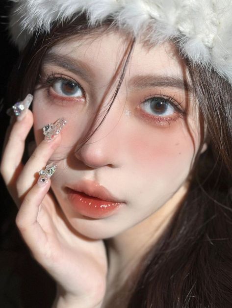 I am cold girl makeup for winter and christmas Cold And Gorgeous Wind Makeup Korean, Douyin Cold Makeup, Winter Blush Makeup, Cold And Gorgeous Wind Makeup, Its Cold Makeup, Red Nose Makeup, Cold Girl Nails, Cold Makeup Look Winter, Cold Tone Makeup