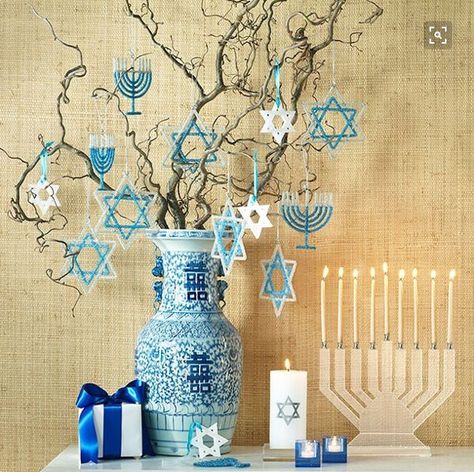 Hanukkah Ornaments, Hannukah Decorations, Hanukkah Bush, Diy Hanukkah, Hanukkah Lights, Jewish Crafts, Hanukkah Crafts, Jewish Celebrations, Chanukah Party